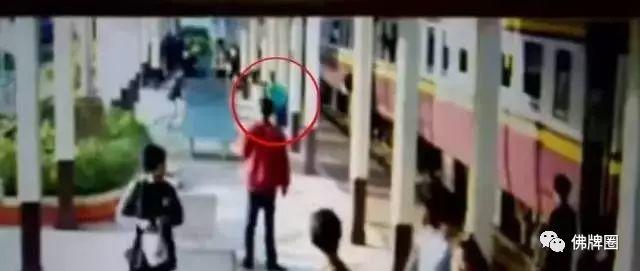 泰国火车站路人诡异卧轨,真相令人毛骨悚然!【泰国佛牌】 泰国火车站路人诡异卧轨,真相令人毛骨悚然!-图片4