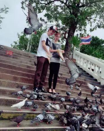 泰国明星做功德不忘秀恩爱【泰国佛牌】