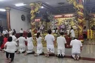 曾拒见刘嘉玲、张国荣，说刘德华会红很久…这位让港星争相前往泰国拜见的高人有多厉害！-图片3