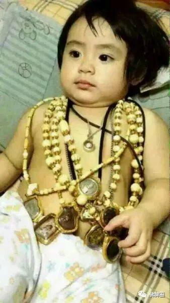 将头发梳成大人模样 穿上一身帅气西装 这样戴佛牌一定比想象美! 未成年人可以这么戴佛牌~【泰国佛牌】 将头发梳成大人模样 穿上一身帅气西装 这样戴佛牌一定比想象美! 未成年人可以这么戴佛牌~-图片8