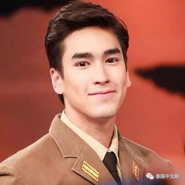 辣眼睛,这个泰国发型师竟穿小裤衩给明星理发!【泰国佛牌】 辣眼睛,这个泰国发型师竟穿小裤衩给明星理发!【泰国佛牌】