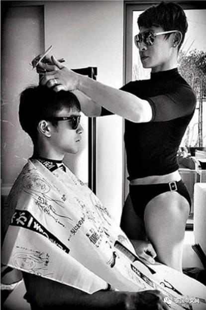 辣眼睛,这个泰国发型师竟穿小裤衩给明星理发!【泰国佛牌】 辣眼睛,这个泰国发型师竟穿小裤衩给明星理发!【泰国佛牌】