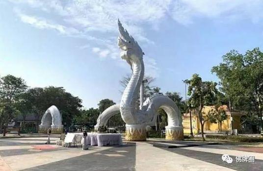 偷功德箱钱犯娜迦神？男子当场如大蛇缠身！【泰国佛牌】