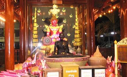 泰国名寺架起爱心拱门迎接情人节【泰国佛牌】