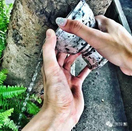 泰国明星做功德不忘秀恩爱【泰国佛牌】