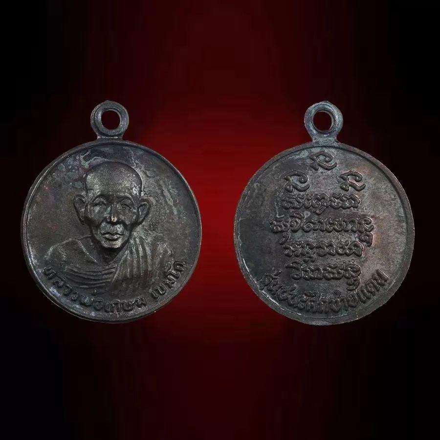 【佛牌道】问答--如何看待高僧的自身牌呢?【泰国佛牌】