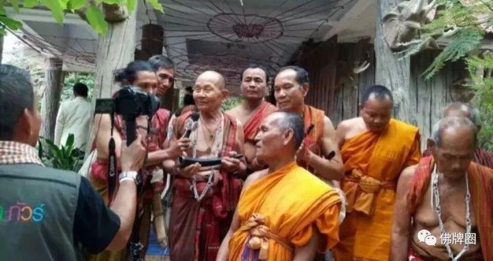 ▶泰国驯象人离奇死亡，大象路过佛坛时，网友拍下这灵异一幕！【泰国佛牌】