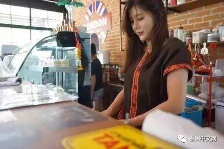 泰国又现“加油西施”,加油送香吻,男司机大排长龙!【泰国佛牌】 泰国又现“加油西施”,加油送香吻,男司机大排长龙!【泰国佛牌】