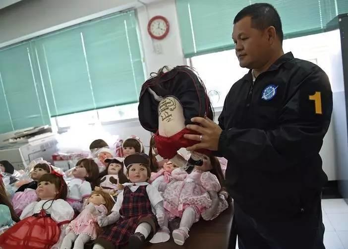 泰国小贩从中国进口上百鬼娃娃被没收【泰国佛牌】 泰国小贩从中国进口上百鬼娃娃被没收-图片1