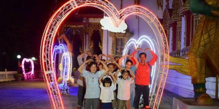 泰国名寺架起爱心拱门迎接情人节【泰国佛牌】