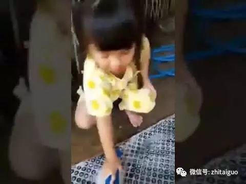 泰国小萝莉边洗车边吐槽老爸,完美演绎“霸气萌”——(谁再叫我帮这帮那,俺就把这视频发给他)【泰国佛牌】 泰国小萝莉边洗车边吐槽老爸,完美演绎“霸气萌”——(谁再叫我帮这帮那,俺就把这视频发给他)【泰国佛牌】