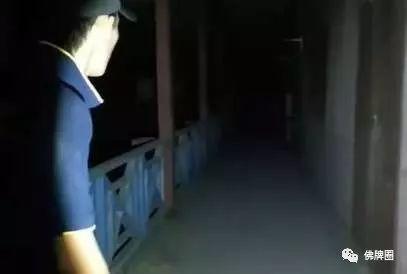 泰国网红深夜去废弃学校直播,现场灵异不断,回家时发生意外!【泰国佛牌】 泰国网红深夜去废弃学校直播,现场灵异不断,回家时发生意外!-图片2