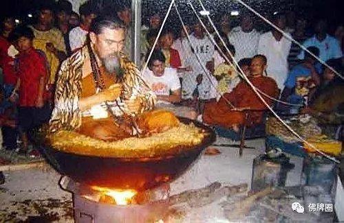 “用槟榔配烟，所以法力无边。”【泰国佛牌】