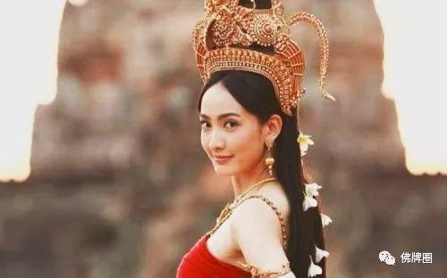 偷功德箱钱犯娜迦神？男子当场如大蛇缠身！【泰国佛牌】