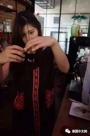 泰国又现“加油西施”,加油送香吻,男司机大排长龙!【泰国佛牌】 泰国又现“加油西施”,加油送香吻,男司机大排长龙!【泰国佛牌】