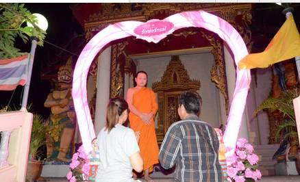 泰国名寺架起爱心拱门迎接情人节【泰国佛牌】
