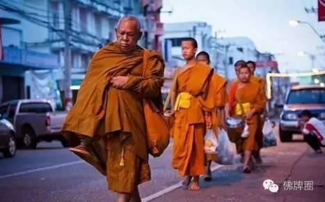 “黄袍佛国”的清晨布施【泰国佛牌】 “黄袍佛国”的清晨布施-图片1