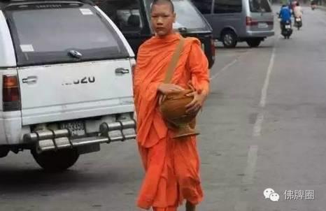 “黄袍佛国”的清晨布施【泰国佛牌】 “黄袍佛国”的清晨布施-图片4