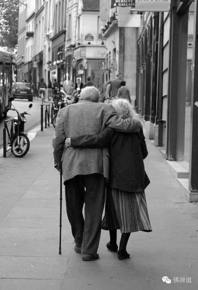 【音频】小小的故事- 有一种恩爱是他们秀了，你也暖了