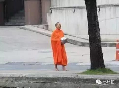 “黄袍佛国”的清晨布施【泰国佛牌】 “黄袍佛国”的清晨布施-图片2