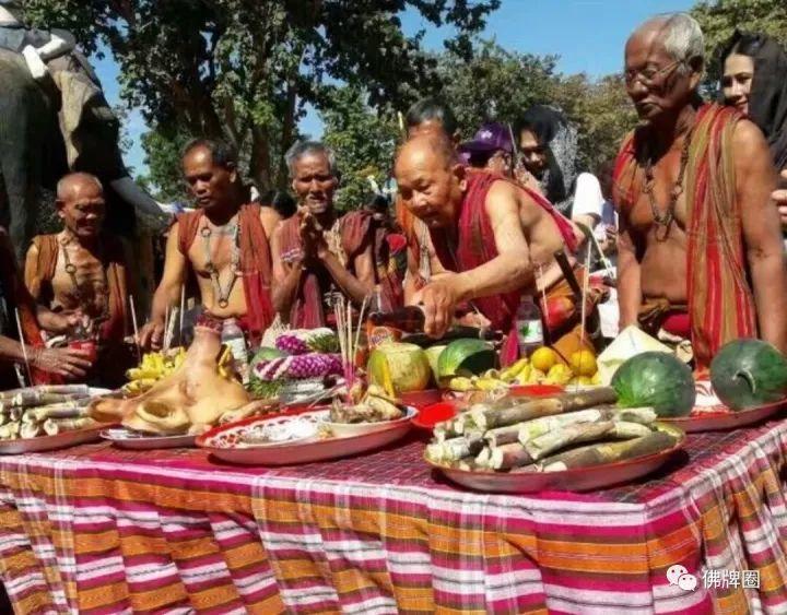 ▶泰国驯象人离奇死亡，大象路过佛坛时，网友拍下这灵异一幕！【泰国佛牌】