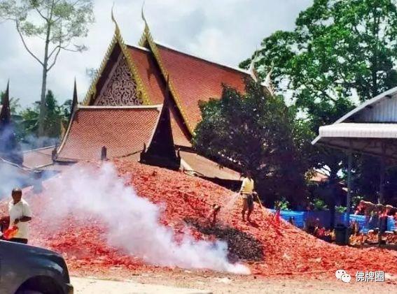 ▶小男孩在寺庙拜完艾凯后,突然翩翩起舞,画风诡异!【泰国佛牌】 ▶小男孩在寺庙拜完艾凯后,突然翩翩起舞,画风诡异!-图片3