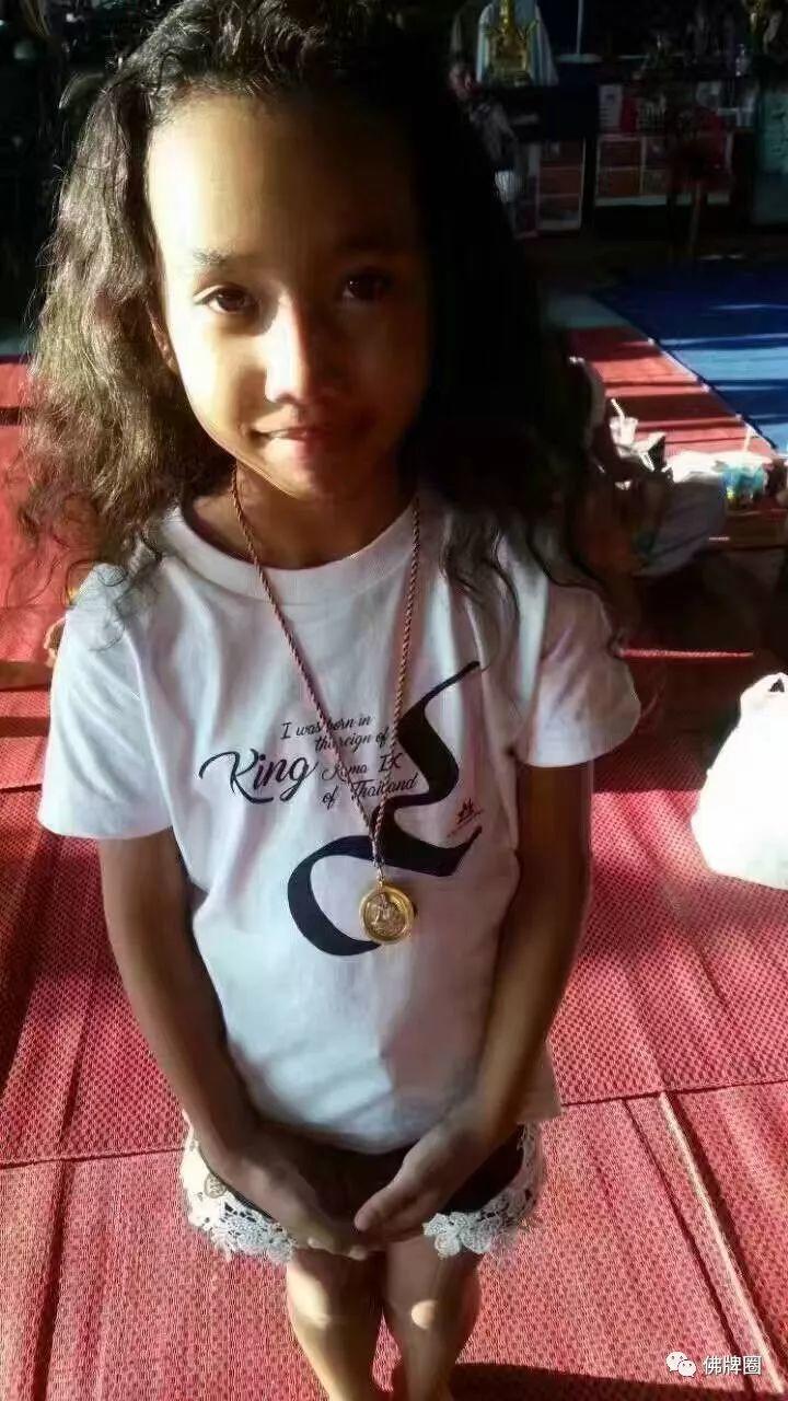 将头发梳成大人模样 穿上一身帅气西装 这样戴佛牌一定比想象美! 未成年人可以这么戴佛牌~【泰国佛牌】 将头发梳成大人模样 穿上一身帅气西装 这样戴佛牌一定比想象美! 未成年人可以这么戴佛牌~-图片7