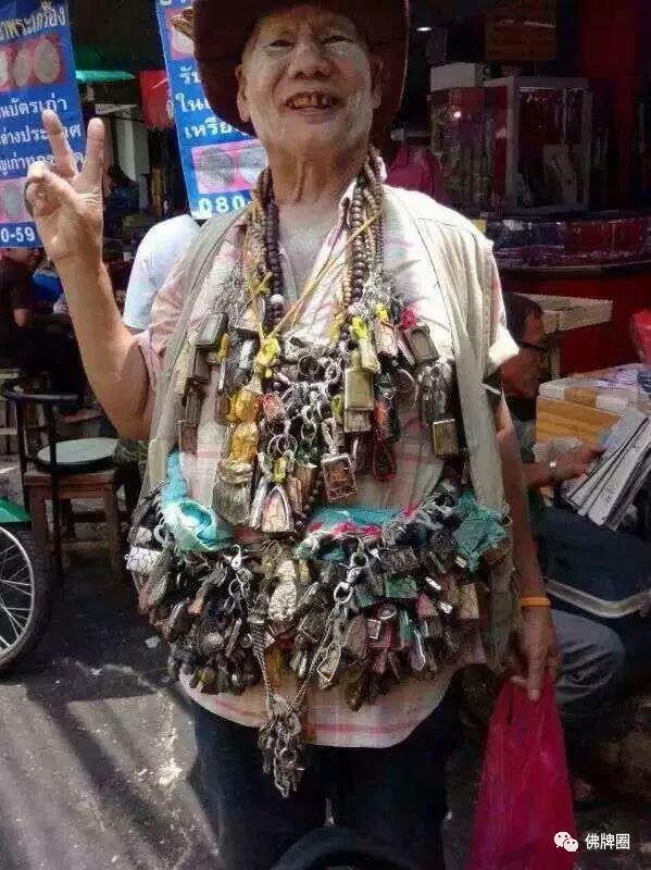 将头发梳成大人模样 穿上一身帅气西装 这样戴佛牌一定比想象美! 未成年人可以这么戴佛牌~【泰国佛牌】 将头发梳成大人模样 穿上一身帅气西装 这样戴佛牌一定比想象美! 未成年人可以这么戴佛牌~-图片1