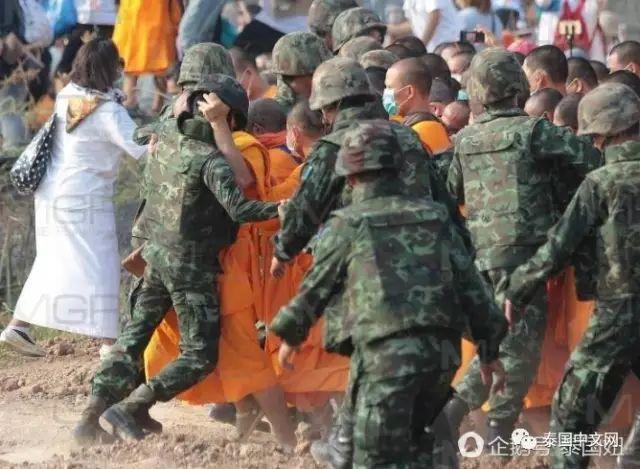 泰国最大佛寺跟军政府斗智斗勇，和尚绝食抗议-图片14