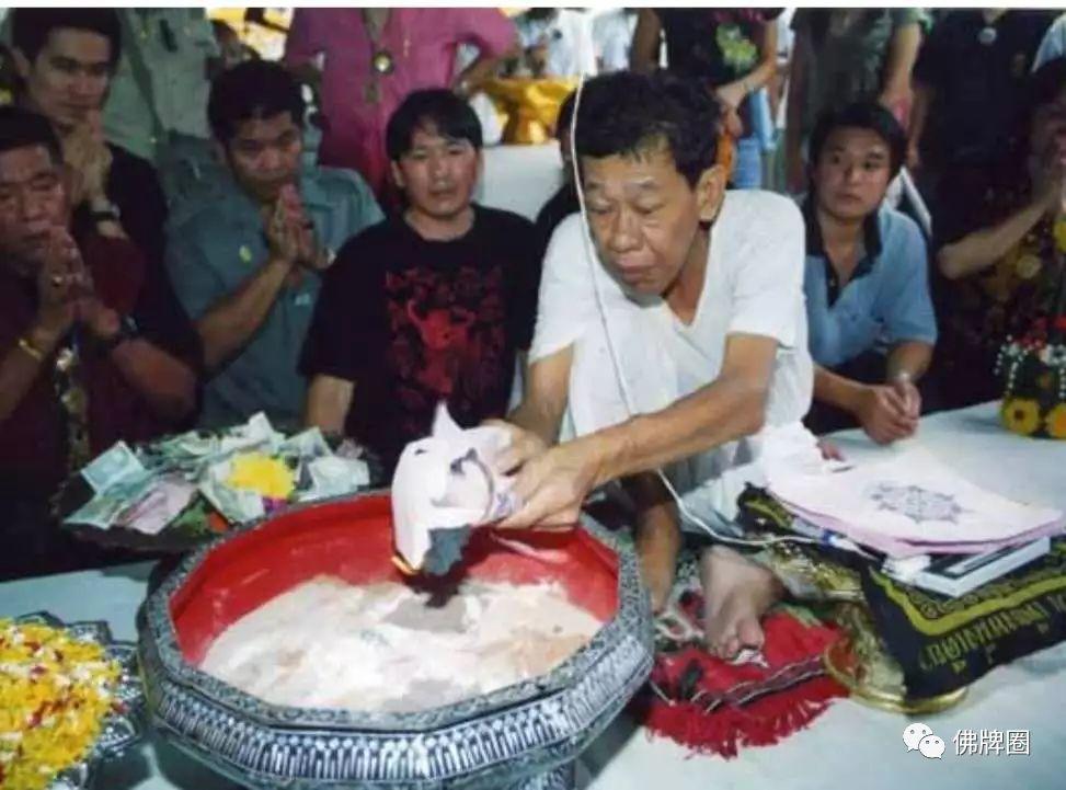 神秘的乩僮起乩!【泰国佛牌】 神秘的乩僮起乩!-图片1