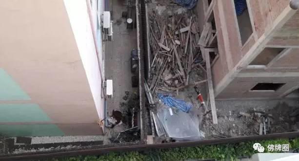 ▶62岁老人从3楼掉下来只受轻伤,脖子挂满佛牌!【泰国佛牌】 ▶62岁老人从3楼掉下来只受轻伤,脖子挂满佛牌!【泰国佛牌】