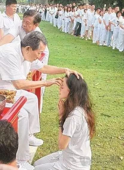 曾拒见刘嘉玲、张国荣，说刘德华会红很久…这位让港星争相前往泰国拜见的高人有多厉害！-图片9