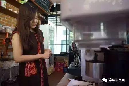 泰国又现“加油西施”,加油送香吻,男司机大排长龙!【泰国佛牌】 泰国又现“加油西施”,加油送香吻,男司机大排长龙!【泰国佛牌】