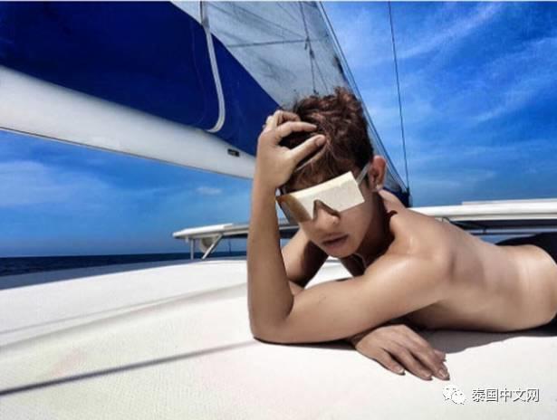 辣眼睛,这个泰国发型师竟穿小裤衩给明星理发!【泰国佛牌】 辣眼睛,这个泰国发型师竟穿小裤衩给明星理发!【泰国佛牌】