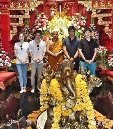 泰国明星做功德不忘秀恩爱【泰国佛牌】