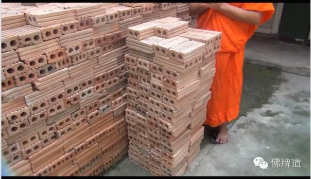 【图文+视频】10.4为寺庙捐助瓦片活动现场