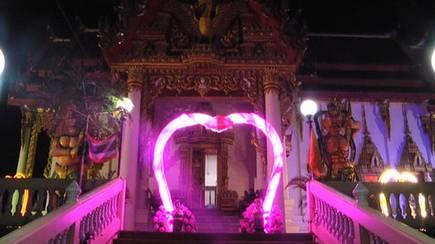 泰国名寺架起爱心拱门迎接情人节【泰国佛牌】