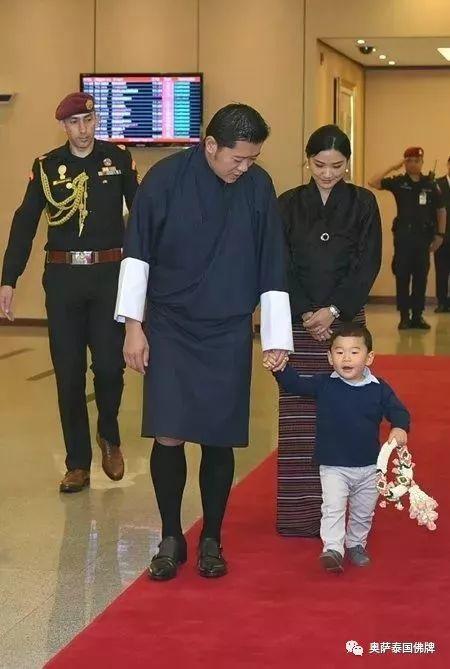 不丹国王主持诵经法会敬拜普密蓬先皇-图片1