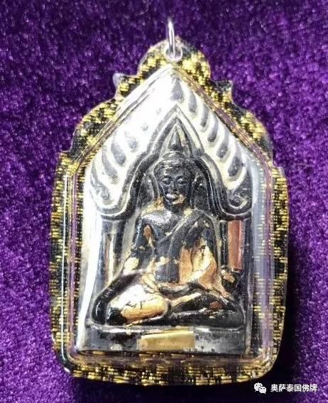为什么很多佛牌上的佛陀法相都是一只手朝下