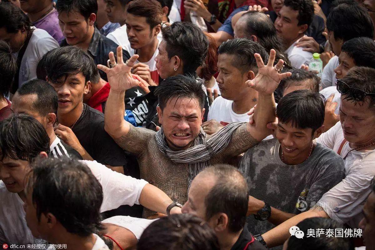 泰国佛教徒用钢针刺肉纹身-图片1