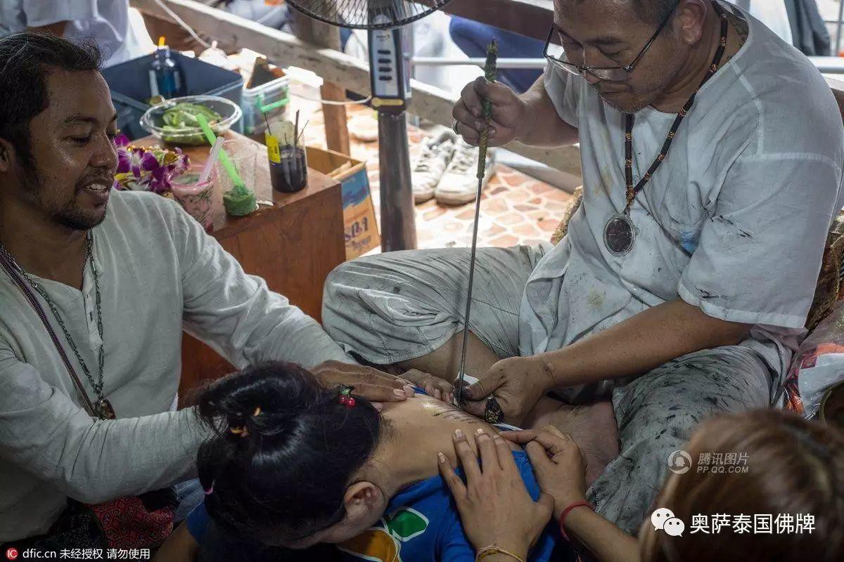 泰国佛教徒用钢针刺肉纹身-图片6