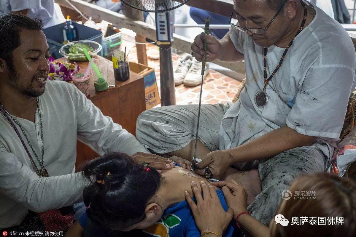 泰国佛教徒用钢针刺肉纹身-图片6