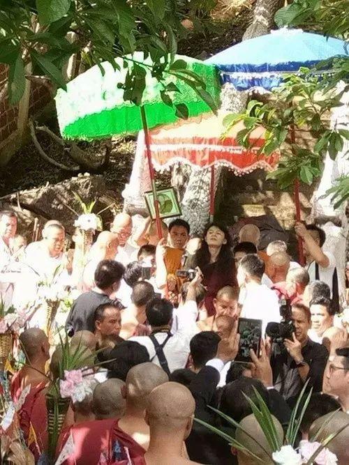 僧人山洞中“闭关入定”修行3年3月3日 日前走出山林 百人迎接-图片2