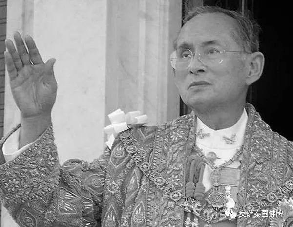 从人到“神”泰国九世皇普密蓬——泰国人称“最伟大的大帝”(上)【泰国佛牌】 从人到“神”泰国九世皇普密蓬——泰国人称“最伟大的大帝”(上)-图片1