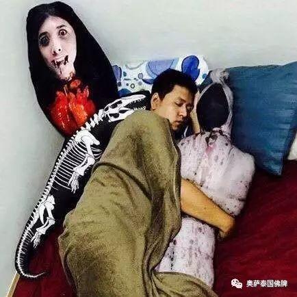 胆小真的要慎入啊!泰国年轻人抱着“尸体”睡觉!“飞头降”“裹尸布”?【泰国佛牌】 胆小真的要慎入啊!泰国年轻人抱着“尸体”睡觉!“飞头降”“裹尸布”?-图片7
