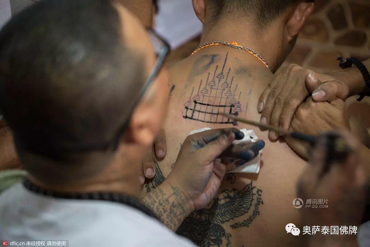 泰国佛教徒用钢针刺肉纹身-图片7