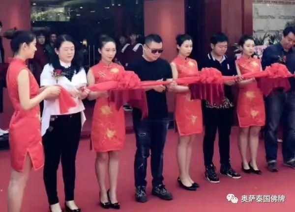 岳云鹏饭店开张现身剪彩 维嘉泰国拜佛被偶遇【泰国佛牌】 岳云鹏饭店开张现身剪彩 维嘉泰国拜佛被偶遇-图片1