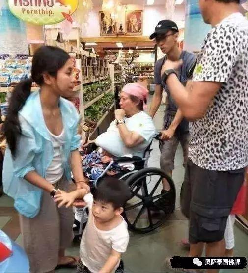 洪金宝坐轮椅现身泰国度假,身边多人跟随服侍【泰国佛牌】 洪金宝坐轮椅现身泰国度假,请了很多佛牌!-图片1