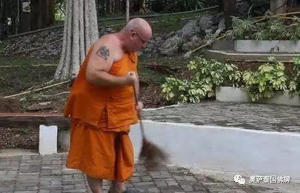 英国男子一心向佛,赴泰出家为九世王敬献功德【泰国佛牌】 英国男子一心向佛,赴泰出家为九世王敬献功德-图片1