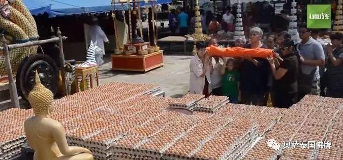 花卉批发老板携50000个鸡蛋前来向佛祖还愿！-图片1